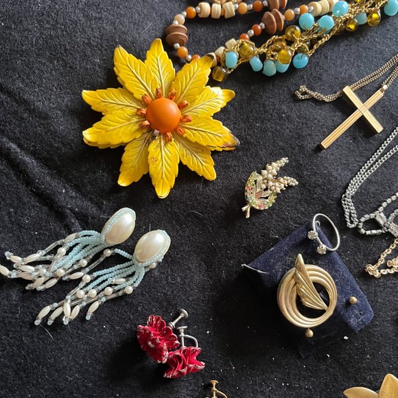 Vintage 51 Piece Bag of Jewelry “Bag A” - Picture 5 of 7